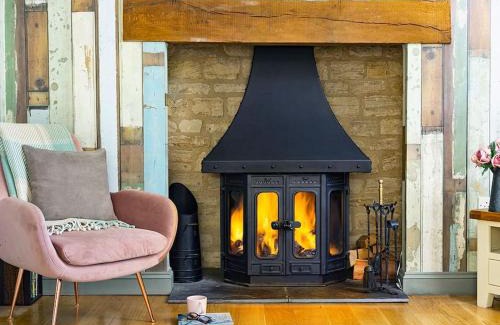 Cirencester House | Oakleigh Cottage - lakes, spa, pools, sports, nature reserve