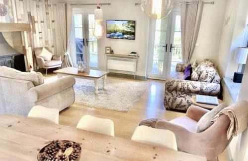 Cirencester House | Oakleigh Cottage - lakes, spa, pools, sports, nature reserve