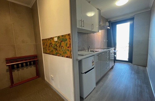 Montello Apartment | Oakleigh House: prime location Just 700 metres from Burnie's city, free parking