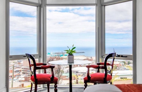 Montello Apartment | Oakleigh House: prime location Just 700 metres from Burnie's city, free parking