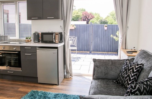 Four Crosses Cottage | OAKLEIGH, romantic, with a garden in Four Crosses