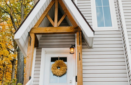 Gravenhurst Apartment | OakLodge | Hot Tub + Spa | Couples Retreat