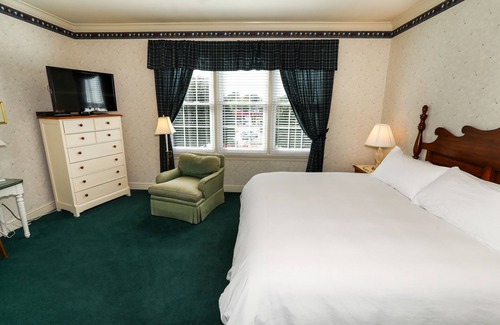 Plum Bed & Breakfast | Oakmont Inn