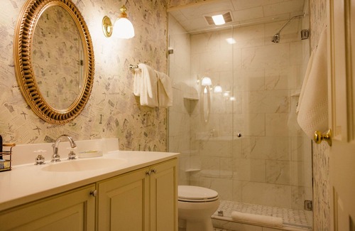 Plum Bed & Breakfast | Oakmont Inn
