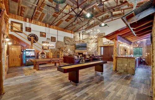 Johnson City House | Oakridge Ranch - Pool,Hot Tub, Pickleball Court, Whiskey & Wine Room