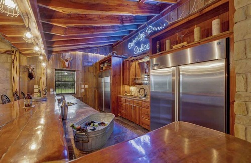Johnson City House | Oakridge Ranch: Pool + Hot-tub, Pickleball Court, Whiskey & Wine Room