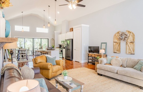 Spring Branch House | Oaks Ranch- Gorgeous Home near Guadalupe River State Park
