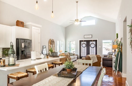 Spring Branch House | Oaks Ranch- Gorgeous Home near Guadalupe River State Park
