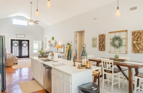 Spring Branch House | Oaks Ranch- Gorgeous Home near Guadalupe River State Park