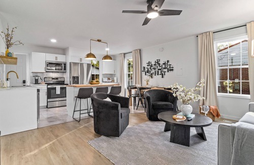 Evansville House | Oakside Retreat – Private Getaway with Huge Yard, Firepit and Game Room