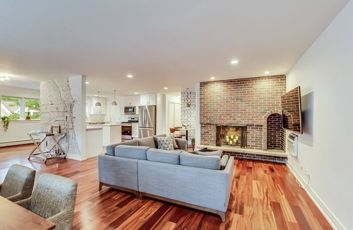 Evanston Condo | Oakton St. Inn, Evanston near Northwestern, Loyola and Chicago