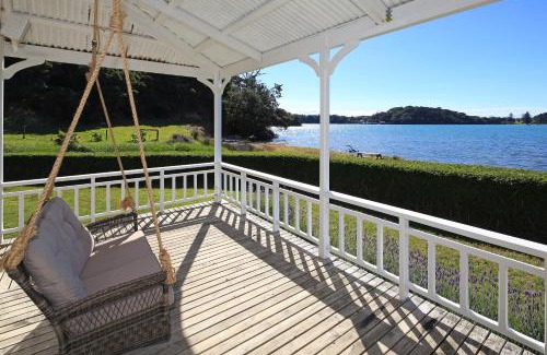 Omiha House | Oakura Bay Villa - Stay Waiheke