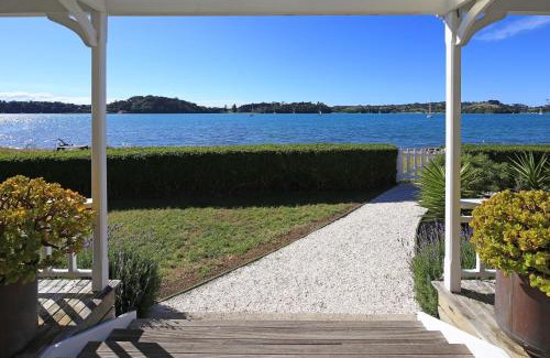 Omiha House | Oakura Bay Villa - Stay Waiheke