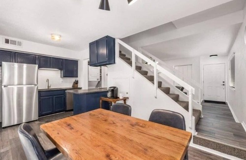 College Station House | Oakwell Townhome - King Bed Suite minutes from Texas A&M