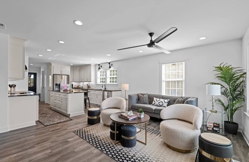 Downtown House | Oakwood Cottage - Put Green, Fire Pit, Mins to DT