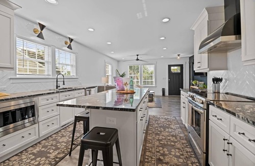 Downtown House | Oakwood Cottage - Put Green, Fire Pit, Mins to DT