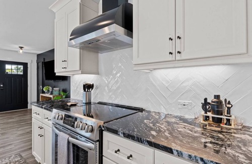Downtown House | Oakwood Cottage - Put Green, Fire Pit, Mins to DT