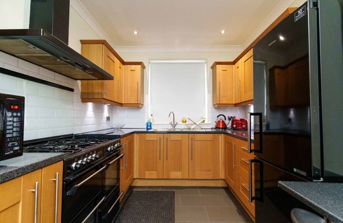 Beeston House | Oakwood House - 4 Bed Private Bathroom Sleeps 7