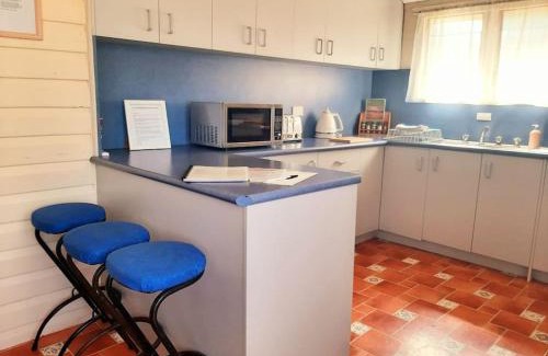 Tambo House | Oakwood House - Entire house rental - 4 bedrooms with Netflix and WiFi