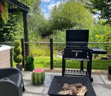 Selby Apartment | Oakwood Lodges with Hot tubs York