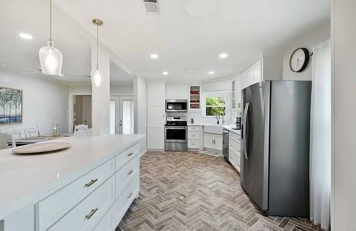 College Station House | Oakwood Retreat: 1.3 miles to Kyle Field!