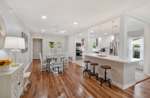 College Station House | Oakwood Retreat: 1.3 miles to Kyle Field!