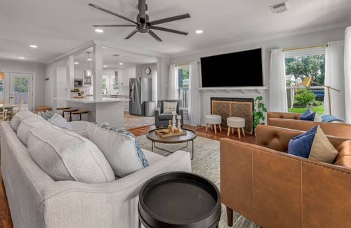 College Station House | Oakwood Retreat: 1.3 miles to Kyle Field!