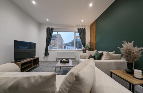 Cheshunt House | Oakwood Suite - Sleeps 5 - Contractors - Smart TVs in all rooms