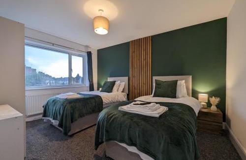 Cheshunt House | Oakwood Suite - Sleeps 5 - Contractors - Smart TVs in all rooms