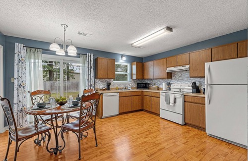 Jonesboro House | Oaky Hideaway - 3Bd 1.5Ba, Highspeed WiFi, Fenced yard, Southside complex close!