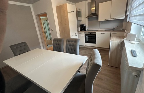 Untermeitingen Apartment | Oase mit Parkplatz, Kaffeeautomat, Balkon und Küche