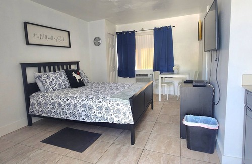 Royal Poinciana Hotel | Oasis at Hollywood - Sleeps 2- Unit 2. studio