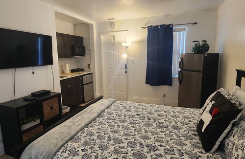 Royal Poinciana Hotel | Oasis at Hollywood - Sleeps 2- Unit 2. studio