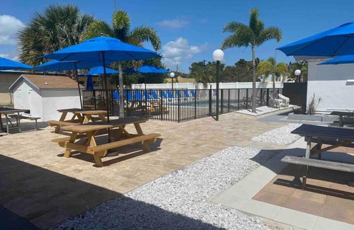 Royal Poinciana Apartment | Oasis At Hollywood Unit 6- Sleep 2