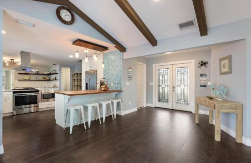 West Bradenton Villa | Oasis backyard with hot tub 4/2 close to the beach