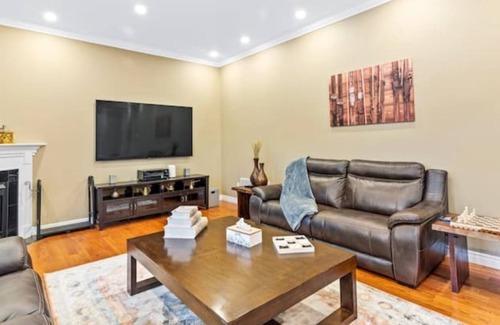 Erin House | Oasis D'Erin ~ 4BR ~ Hot Tub ~ Sauna ~ Heated Pool ~ Estate