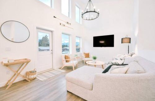 East Kootenay House | Oasis Getaway, Mins to Lake, King Bed, Dbl Garage