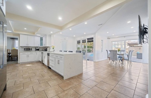 Northridge House | Oasis Home-Gated Big Beautiful Stunning home-Heated Pool 😃 New Furniture