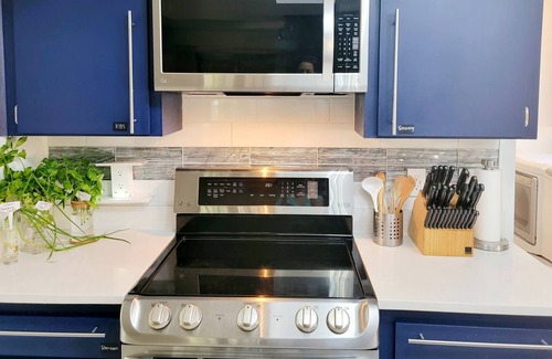 Country Place House | Oasis in the city, close to beaches, pet friendly, updated pool home