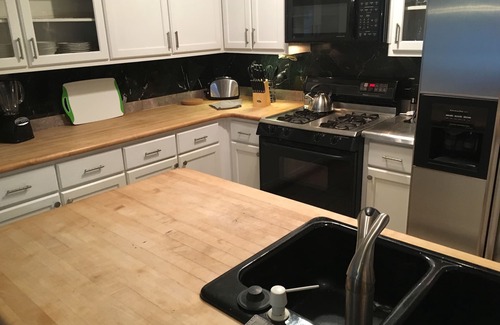 Morningside-Lenox Park House | Oasis in the City. Morningside/VaHi. Great in town location.