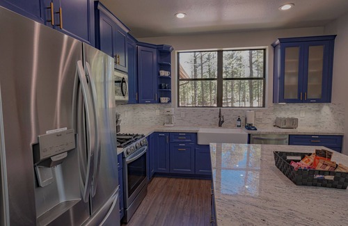 Sierra Pines Cabin | OASIS IN THE FOREST ON 1.25 ACRE BACKING TO NATIONAL FOREST WITH AC-PETS WELCOME