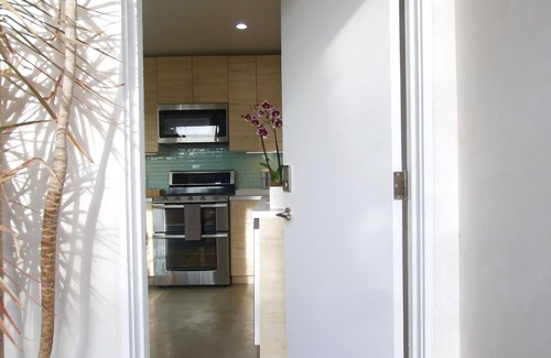Hollywood Dell Apartment | Oasis in the Heart of Hollywood with Private Pool & Spa - 5 Star Modern Studio
