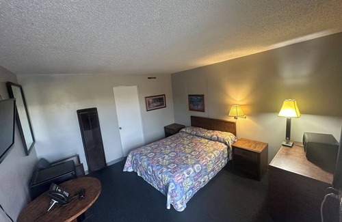 Paris Hotel | Oasis Inn Kenosha