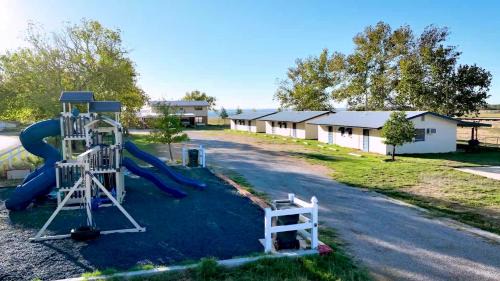 Tow Hotel | Oasis Lake Buchanan
