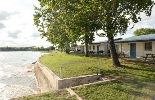 Tow Hotel | Oasis Lake Buchanan