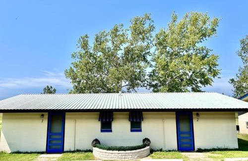 Tow Hotel | Oasis Lake Buchanan