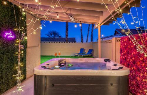 Paradise House | Oasis Near STRIP Pool Jacuzzi Deck Poker Room