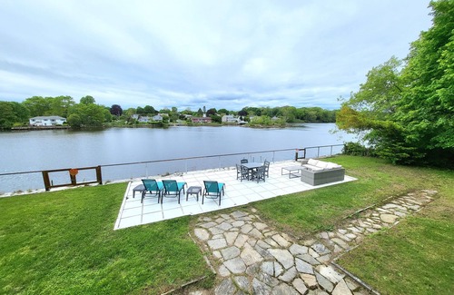 New London House | OASIS @ OCEAN BEACH PARK: 6 QUEEN BEDS