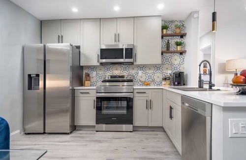 South Middle River House | Oasis on 18th - Lush Backyard + Fire Pit near Beach & Downtown