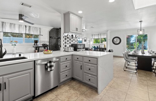 Fallbrook House | Oasis Pool Private Resort Guesthouse Game Room